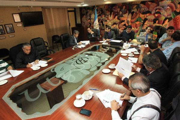 Los integrantes de la Comisión Nacional del Salario firman el dictamen con el que se incrementa el sueldo diario.