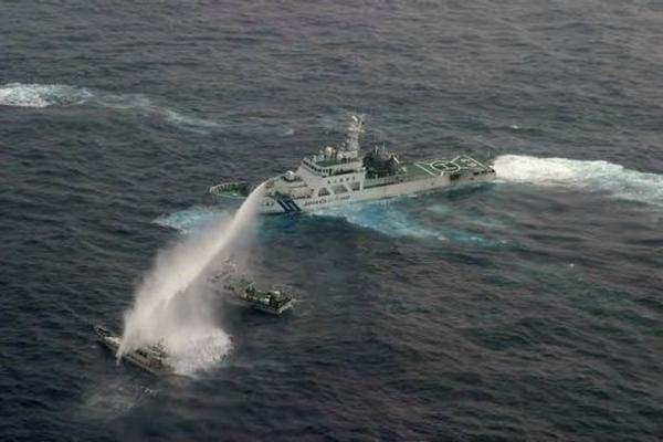 Un guardacostas japonés lanza un chorro de agua a un pesquero taiwanés que se acercó a las Senkaku. (Foto Prensa Libre: AFP)