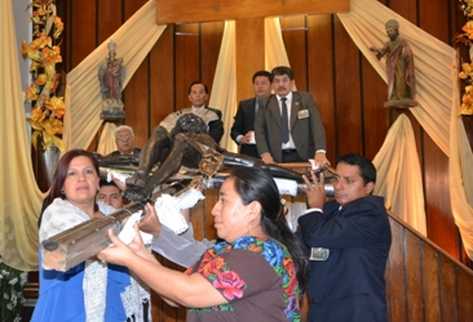 Fieles bajan del altar al Cristo Negro para hacer rogatorias (Foto. Prensa Libre. Rigoberto Escobar)