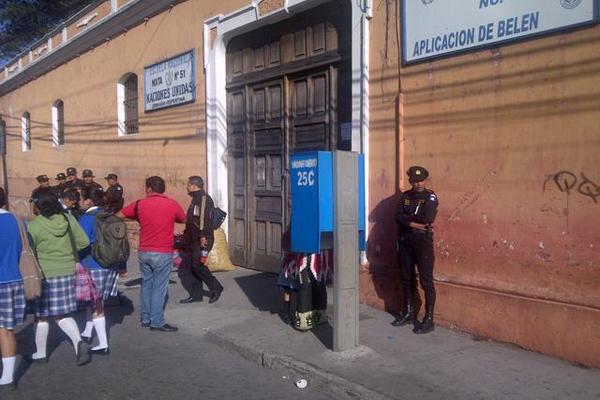 Policía mantiene el resguardo de los institutos normales. (Foto Prensa Libre: Archivo)