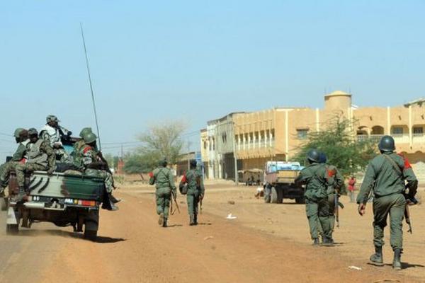 Soldados malienses patrullan el miércoles 30 de enero por la ciudad de Gao. (Foto Prensa Libre: AFP)