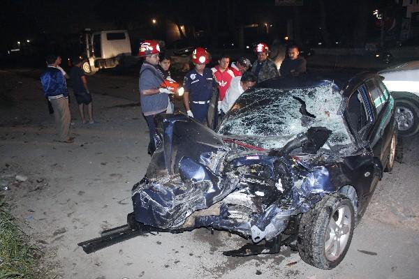Socorristas observan el vehículo de Barrera.