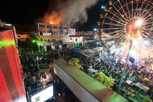 Vista panorámica del incendio que consumió un hotel y una ferretería. (Foto Prensa Libre: Edwin Paxtor)<br _mce_bogus="1"/>