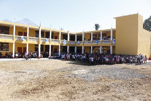 Asistentes  al acto  de inauguración