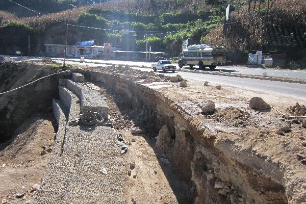 En el kilómetro  125 de la ruta Interamericana, aldea Los Encuentros, Sololá,  se efectúan  reparaciones  en uno  de los carriles, lo que dificulta el tránsito.