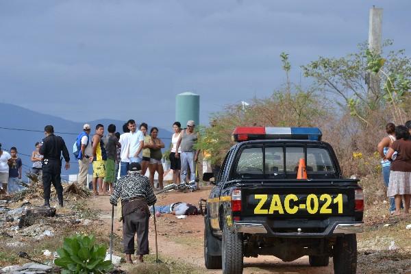 Vecinos observan    el cadáver  de Zabaleta.