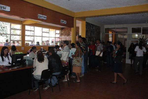 Decenas de personas hacen fila para tramitar su boleto de ornato en la comuna de Salamá.