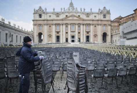 Preparativos en El Vaticano para la última audiencia del Papa, que se efectuará hoy en la mañana. (Foto Prensa Libre: EFE)