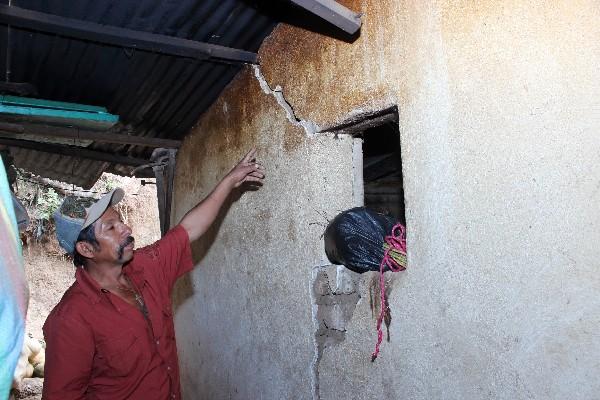 Ramiro Sitún muestra  daños  en las  paredes  de su vivienda    causados  por  las  grietas   del  cerro,   las cuales  han avanzado   en los últimos  meses.
