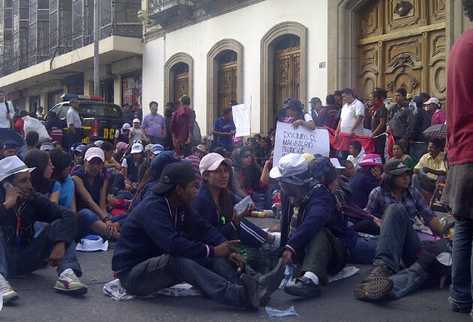 Normalistas bloquean accesos de egreso del Congreso. (Foto Prensa Libre: Alex Rojas)