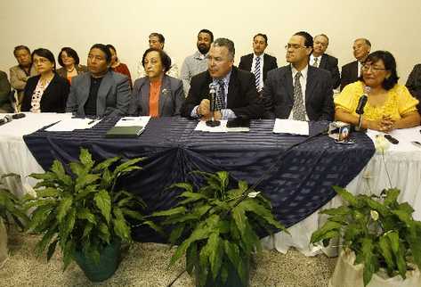 Integrantes del Foro Guatemala hablan sobre la poca transparencia que observan en el Gobierno.