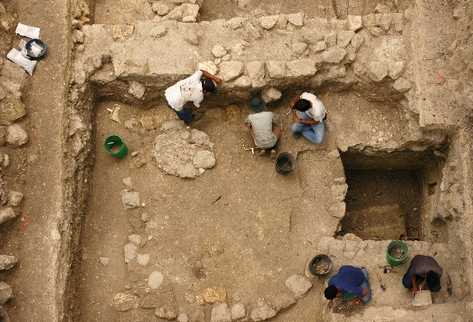Arqueólogos trabajan en la Plataforma A-24,   en Ceibal, Petén.