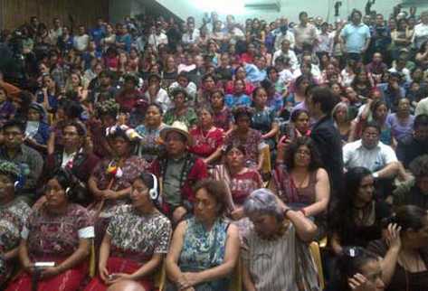 Familiares de víctimas y sobrevivientes provenientes del triángulo Ixil esperan la resolución de un juicio histórico. (Foto Prensa Libre: Mynor Toc)