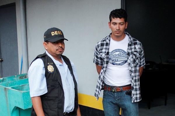 Roberto Pérez Mijangos fue llevado a la PNC de Chimaltenango. (Foto Prensa Libre: Víctor Chamalé)