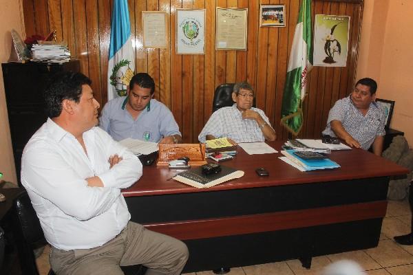 Autoridades municipales de San Antonio Suchitepéquez,   en reunión extraordinaria. Al centro, el alcalde Armado Escobedo (qepd).