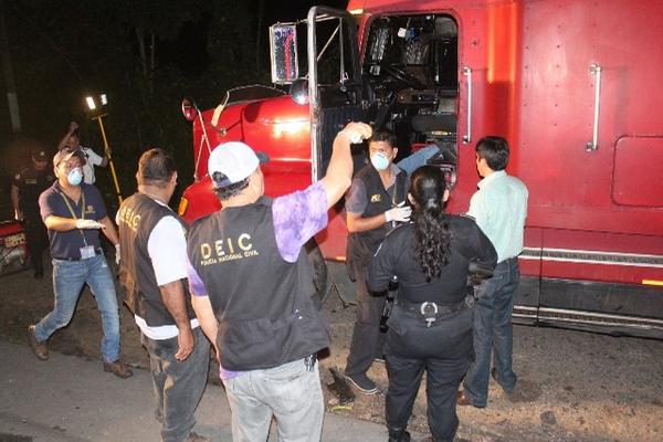 Autoridades buscan evidencias en el cabezal donde fue ultimado el piloto  en Río Bravo, Suchitepéquez. (Foto Prensa Libre: Danilo López)