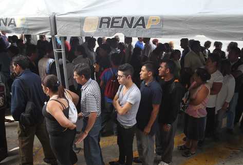 Masiva afluencia de usuarios por trámite del DPI. (Foto Prensa Libre: Archivo)