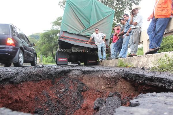 Agujero se formó en puente en el km  75.5 de la ruta de Cuilapa a Chiquimulilla.