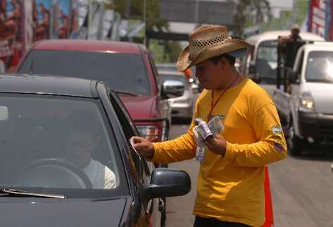 El cobro  por ingresar o transitar en algunas poblaciones ha sido cuestionado de manera reiterada, a pesar de lo cual varias municipalidades persisten en esa práctica.