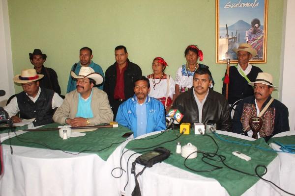 Líderes de Tectitán,  en     conferencia de prensa.