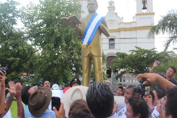 La estatua fue instalada en la plaza que lleva el nombre del exmandatario. (Foto Prensa Libre: Edwin Paxtor)<br _mce_bogus="1"/>