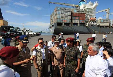El presidente Otto Pérez, junto a los ministros de la Defensa y Gobernación, en el puerto Quetzal.