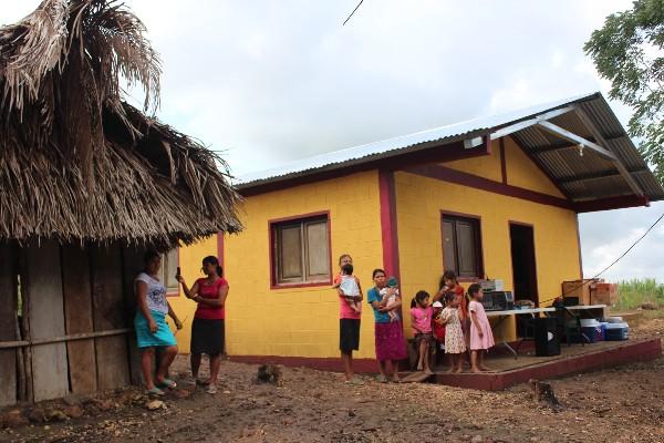 Una de las cinco familias que fueron beneficiadas con casas y tierra, en el proceso de reubicación.
