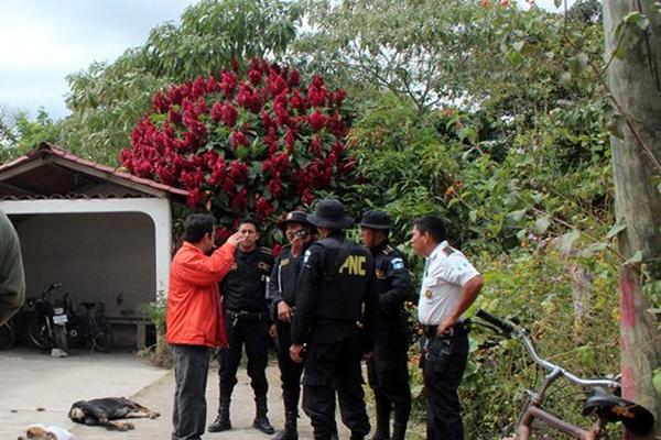 Autoridades investigan en la vivienda donde ocurrió el robo, en Jalapa. (Foto Prensa&nbsp; Libre: Hugo Oliva) <br _mce_bogus="1"/>