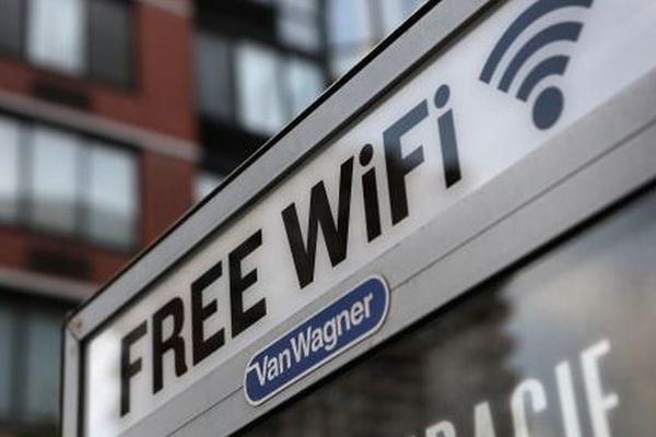 Cisco se unió a Facebook para que cuando un cliente llega a un restaurante y se conecta a la red social el establecimiento comercial le da wifi gratis. (Foto Prensa Libre: AFP)