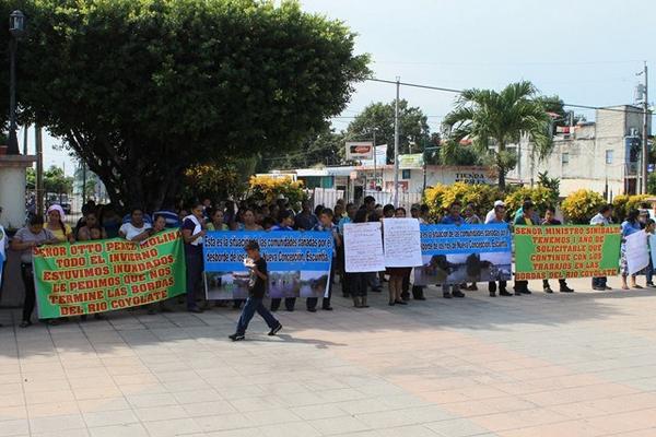 Un grupo de vecinos protesta en Nueva Concepción, para perdir que las autoridades concluyan bordas en el río Coyolate. (Foto Prensa Libre: Enrique Paredes)<br _mce_bogus="1"/>