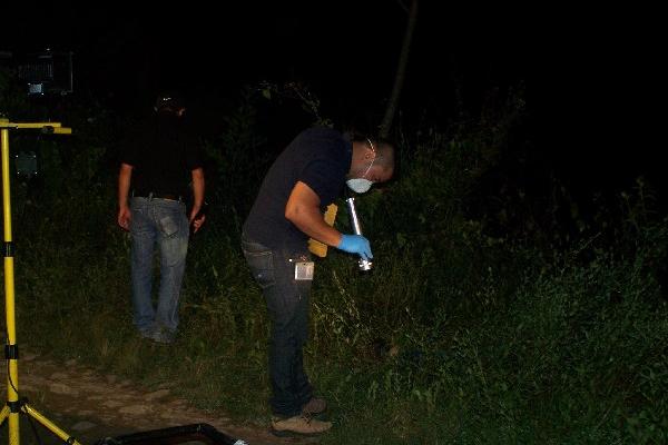 Investigador mira    el cadáver de González.