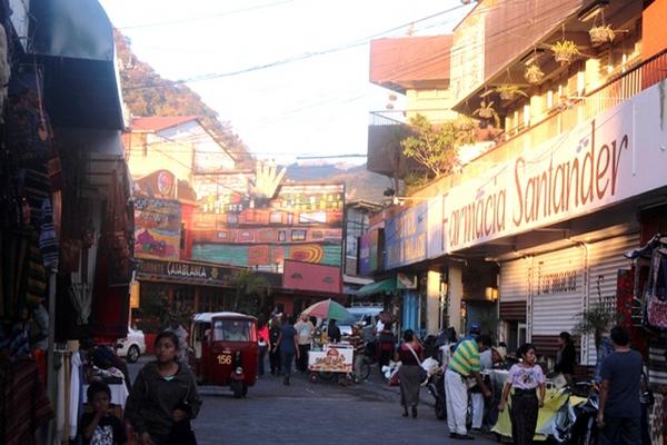 Decenas de turistas nacionales y extranjeros llegan desde este fin de semana a Panajachel para esperar el Año Nuevo. (Foto Prensa Libre: Édgar René Sáenz)<br _mce_bogus="1"/>