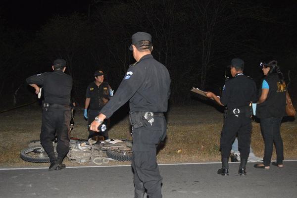 Agentes policiales cuidan la escena del crimen contra un agricultor que regresaba a su vivienda en motocicleta, en Zacapa. (Foto Prensa Libre: Víctor Gómez)<br _mce_bogus="1"/>