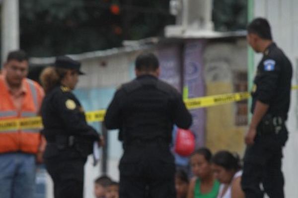 Policía vigila la escena del crimen.