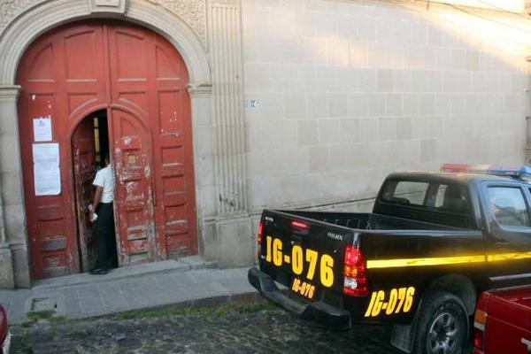 PNC resguardó el perimetro de la cárcel durante la requisa. (Foto Prensa Libre: Carlos Ventura)<br _mce_bogus="1"/>