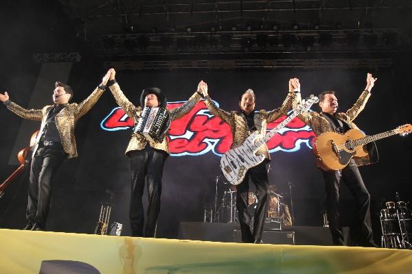 El grupo  de música regional mexicana Los Tigres del Nortecomplacen con sus canciones  a los asistentes al estadio Cementos Progreso. . (Foto Prensa Libre: Esbin García) 