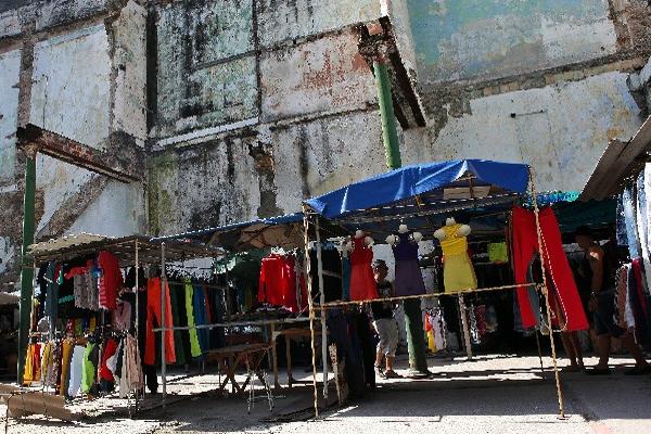 Vista general de un negocio privado de venta de ropa importada ayer en La Habana, Cuba. (Foto Prensa Libre: EFE)