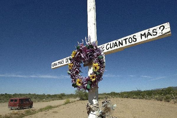 Una cruz  fue colocada  en un camino  ubicado en  Sonora, México, en   memoria de migrantes muertos.