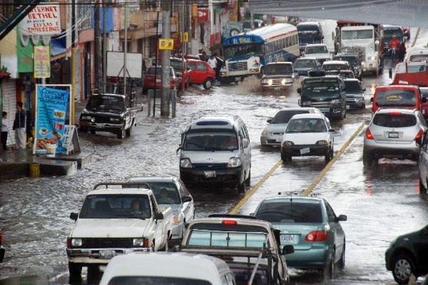 Vecinos de la 29 avenida, zona 7 de Xelajú, sufren en invierno por el obsoleto   sistema de drenajes.