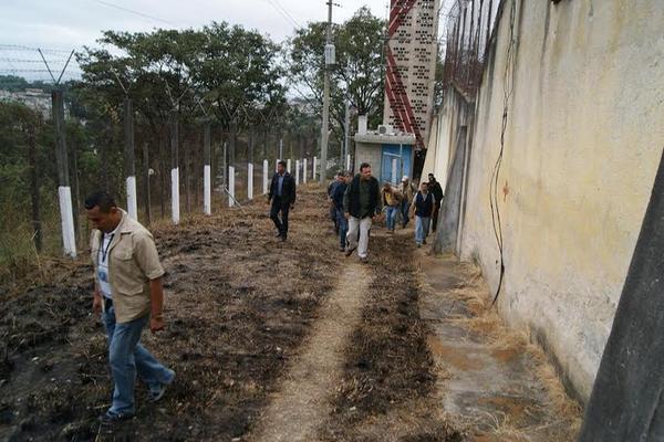 Edgar Camargo, director del Sistema Penitenciario, participa en la supervisión. (Foto Prensa Libre: Sistema Penitenciario)