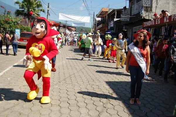 Personajes de TV, reinas y personalidades del municipio alegraron el desfile. (Foto Prensa Libre: Alex Coyoy)<br _mce_bogus="1"/>