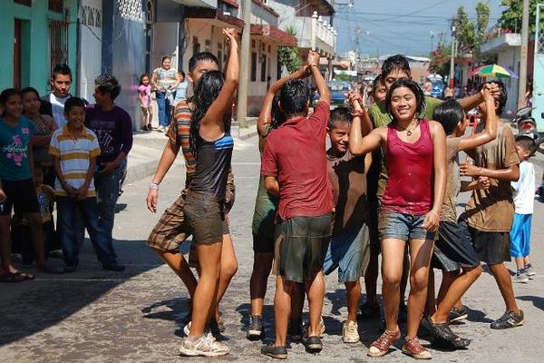 Jóvenes de un sector de la zona 2 de Coatepeque, Quetzaltenango participaron este día en un Eco-Rally. (Foto Prensa Libre: Alexander Coyoy)<br _mce_bogus="1"/>
