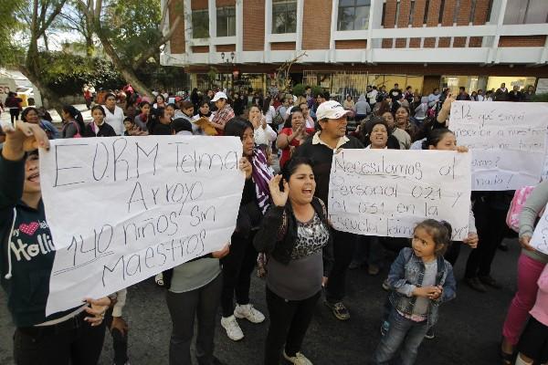 Estudiantes y padres de familia protestan frente a la sede del Mineduc,   zona 10 capitalina, para exigir maestros.