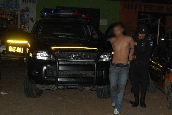 Un agente conduce a menor de edad capturado.