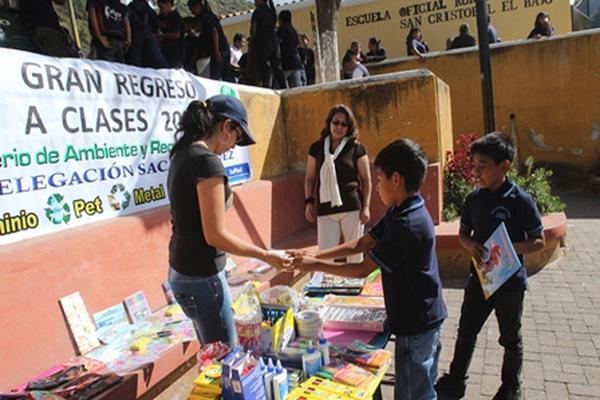 Estudiantes compran útiles escolares con dinero recaudado por reciclaje, en Antigua Gautemala, Sacatepéquez. Foto Prensa Libre: Miguel López)<br _mce_bogus="1"/>
