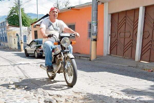 Conductores reclaman que automotores se dañan al caer en demasiados baches.