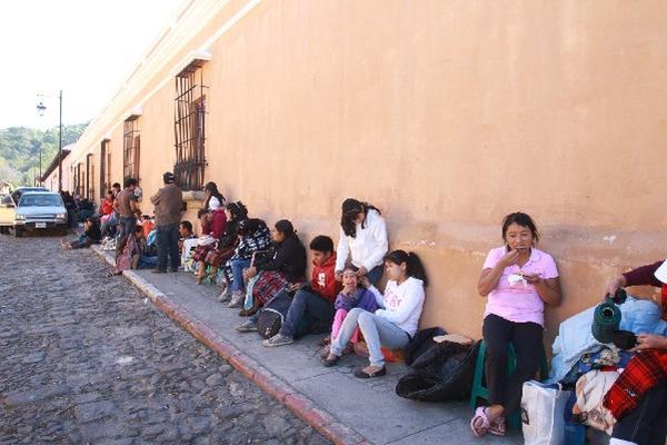 Padres de familia hacen fila para inscribir en primer ingreso a sus hijas en el  Insol.