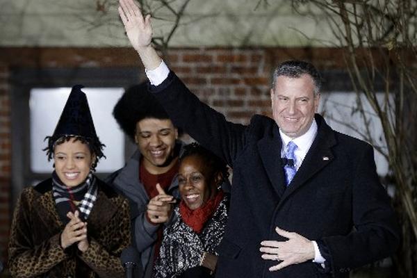 Bill de Blasio celebra junto a su familia durante la juramentación como nuevo alcalde de Nueva York. (Foto Prensa Libre: AP)