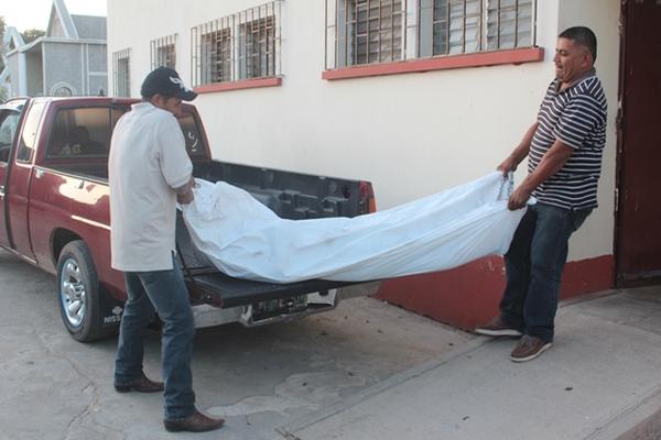 El cadáver de Mazariegos es ingresado a la morgue de Chiquimula. (Foto Prensa Libre: Edwin Paxtor)<br _mce_bogus="1"/>