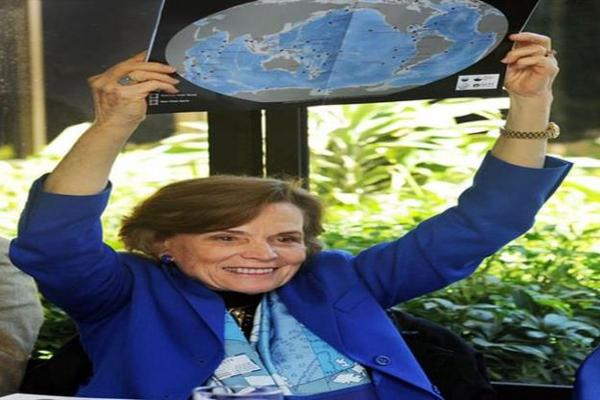 Sylvia Earle, científica de National Geographic Society, sostiene un mapa con varias áreas oceánicas de su interés. (Foto Prensa Libre: Ospesca)